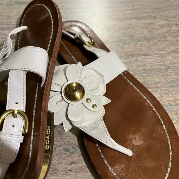 Coach thong sandals with embossed daisies - Picture 10 of 16